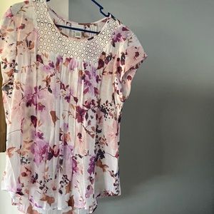 Beautiful blouse! Lace trim!